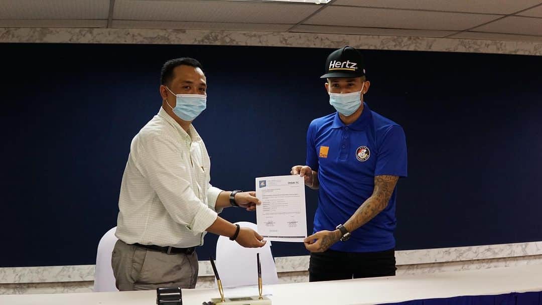 鈴木ブルーノのインスタグラム：「Good to be part of the PDRM FC family ⚽️ 2021 ✍️ @officialpdrmfc」
