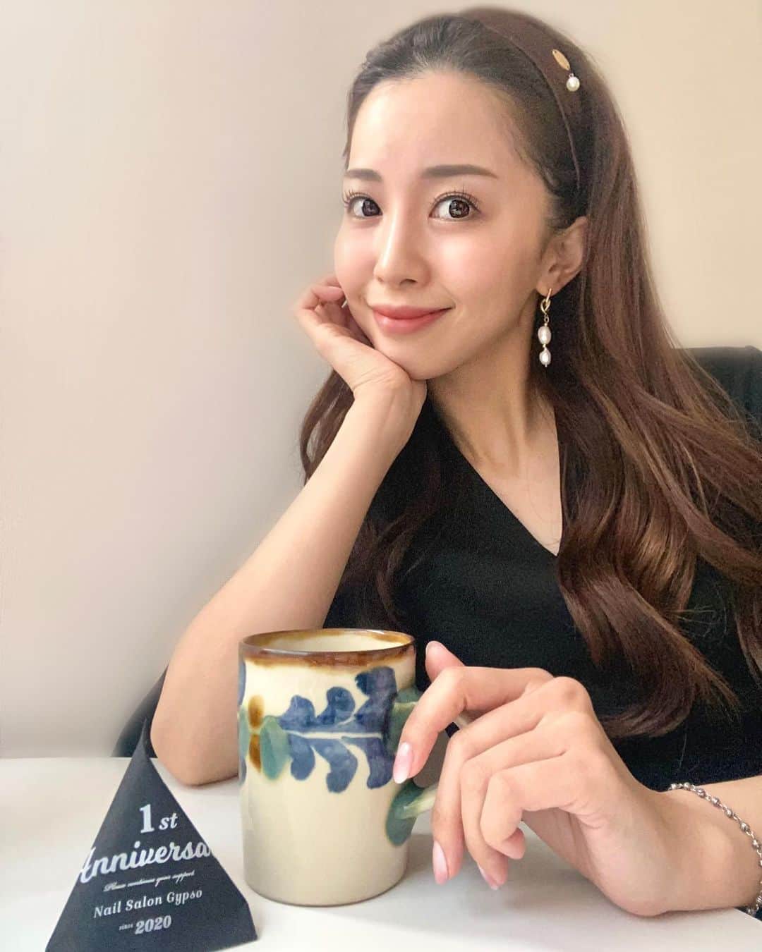 のインスタグラム：「﻿ 　﻿ 仕事の合間に、ふぅ〜と息抜き🥱﻿ ﻿ お気に入りのやちむんカップで、甘めのカフェラテと頂いたチョコレート🍫💕﻿ 　﻿ カチューシャは @erable.0915 の新作だよ✌️﻿ 　﻿ 　﻿ ﻿ 　﻿ #erablemarinagojo#ヘアアクセサリー#ヘアアレンジ#カチューシャ#やちむん」