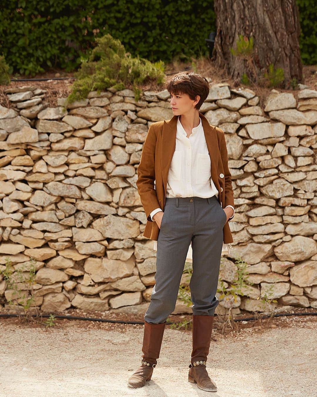 のインスタグラム：「Nouvelle Collection Printemps/Été 2021 La veste Ezio en lin tabac et le pantalon Francisco gris disponibles en ligne et en boutiques. — New Spring/Summer 2021 Collection the Ezio jacket in tobacco linen and the Francisco pants available online and in stores.  www.inesdelafressange.fr  #InesdelaFressangeParis #InesdelaFressange #InesSpringSummer #SS21」