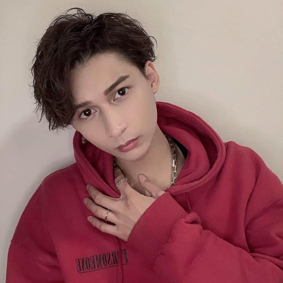 ダーウィン廉のインスタグラム：「たまには耳掛けもどうですか？ • • • • • • • • #insta #followｍe  #selfie #自撮り #芸能   #今日好きになりました  #今日好き #モデル #俳優  #サロンモデル #サロン #美容師  #撮影データ #撮影依頼募集中  #美容 #美容室 #メンズヘア #前下がりマッシュ  #メンズヘアスタイル  #メンズセット #マッシュ  #刈り上げ #ハイトーンカラー #ハイトーン #ヘアカラー  #いいね  #韓国  #韓国ファッション   #おしゃれさんと繋がりたい」
