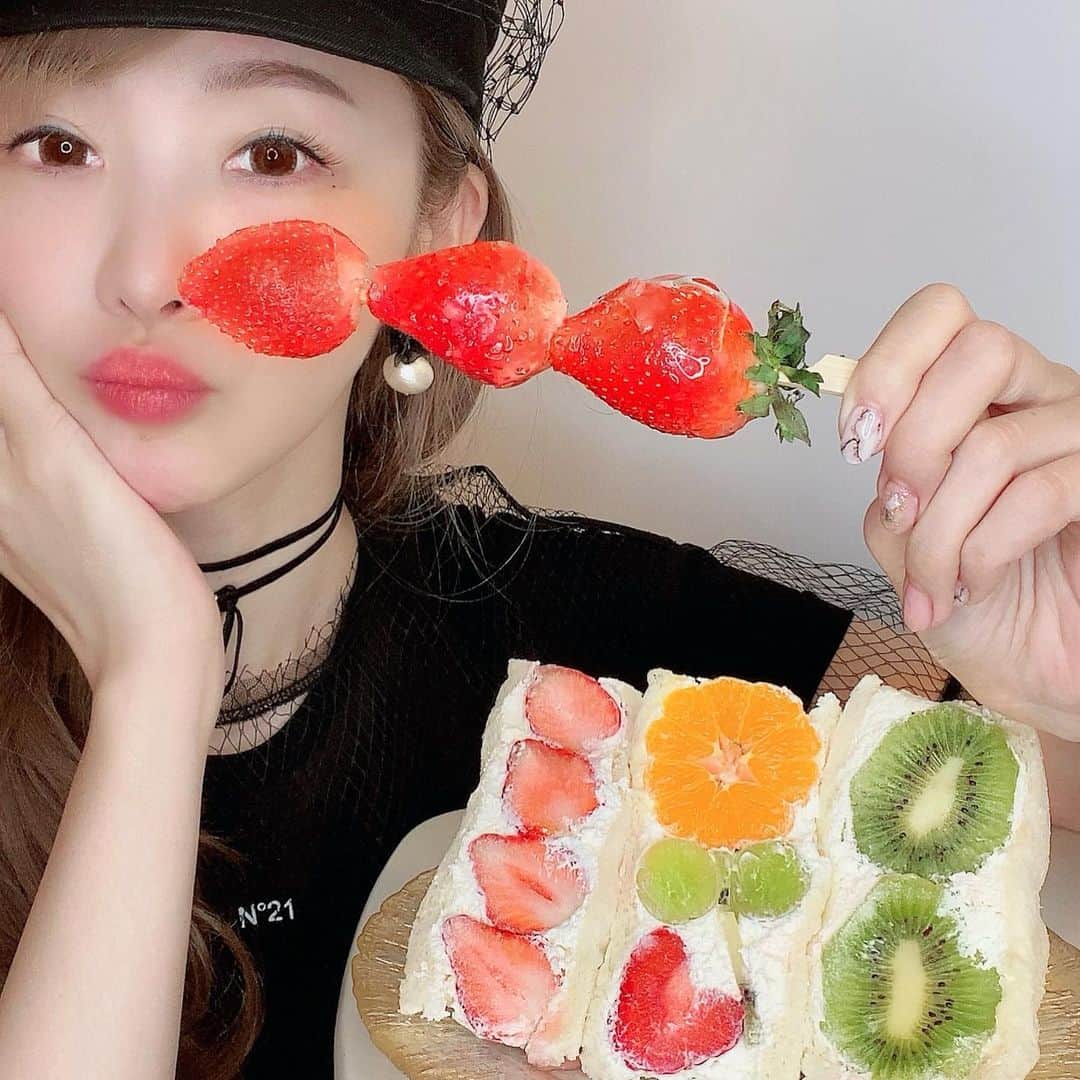 mycoのインスタグラム：「みてーみてー❤️可愛い映えサンドです🥪💕﻿ ﻿ 【Mrs.FruitsParlor SUN】行ってきたよ🍓﻿ なんと今日オープンで行列凄かったよ！！﻿ お店のストーリーみたらなんと！！！﻿ 3時間後に全て売り切れたという人気店💕﻿ （ストーリーの動画使わせて頂きました）﻿ ﻿ 可愛いフルーツサンド🥭🍊🥝🍒✨﻿ うまうまでした🤍他のも食べたいな！﻿ みなさんならどれ選ぶ？？？﻿ 🍓イチゴ派？🍊オレンジ派？それとも…﻿  ﻿ 練馬駅から1分でお近くの方要チェックです🤍﻿ @mrs.fruitparlor.sun   ﻿ 映えてるって言われると… 嬉しすぎるから言わないでー💖 （きょうせいてきにいわせるきだな） ﻿ #ミセスフルーツパーラーサン﻿ #練馬グルメ #練馬カフェ #フルーツパーラー #市場直送 #フルーツサンド専門店 #フルーツサンド　　#tokyo #映えデザート#お土産スイーツ #行列スイーツ #foodporn #japanfoodporn #n21」