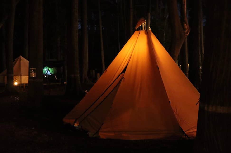 中西華菜さんのインスタグラム写真 - (中西華菜Instagram)「* 冬キャンプはテント内で 薪ストーブを付けるから 外から見た時すごく幻想的☺️  一眼レフの力は偉大です👏  今キャンプに関する記事を 作成中なのでお楽しみに..✏️ _ #キャンピンググリーン #campinggreen #キャンプ #キャンプ飯 #camping #キャンプ女子 #camp #camper #coleman #snowpeak #モデル #model #パラレルワーカー #ca #キャリアアドバイザー #就活支援 #就職活動 #転職支援 #就職支援 #中西華菜 #kananakanishi #ファッション #美容 #ショートヘア #ショート女子 #ゴルフ女子」2月18日 20時12分 - kananakanishi