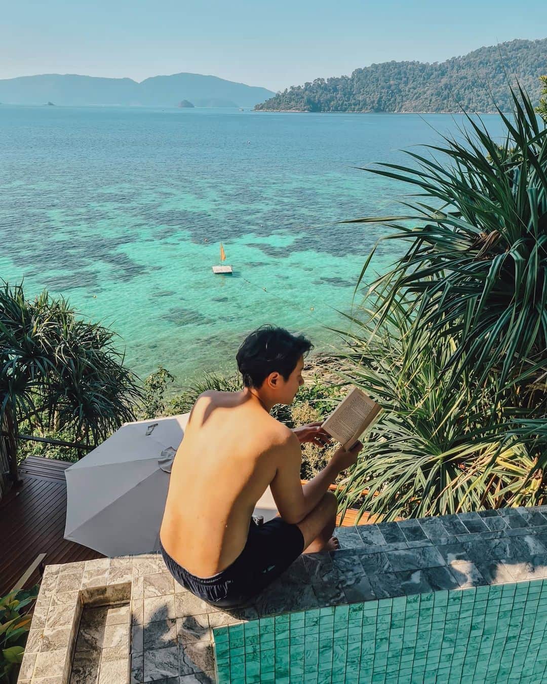 アイス・サランユーのインスタグラム：「ขออยู่ทะเล ต่อ อีกสัก Post  #ทะเลไทยสวยไม่แพ้ชาติใดในโลก  #หลีเป๊ะ  #เที่ยวทั่วไทยกับไอซ์ศรัณยู」
