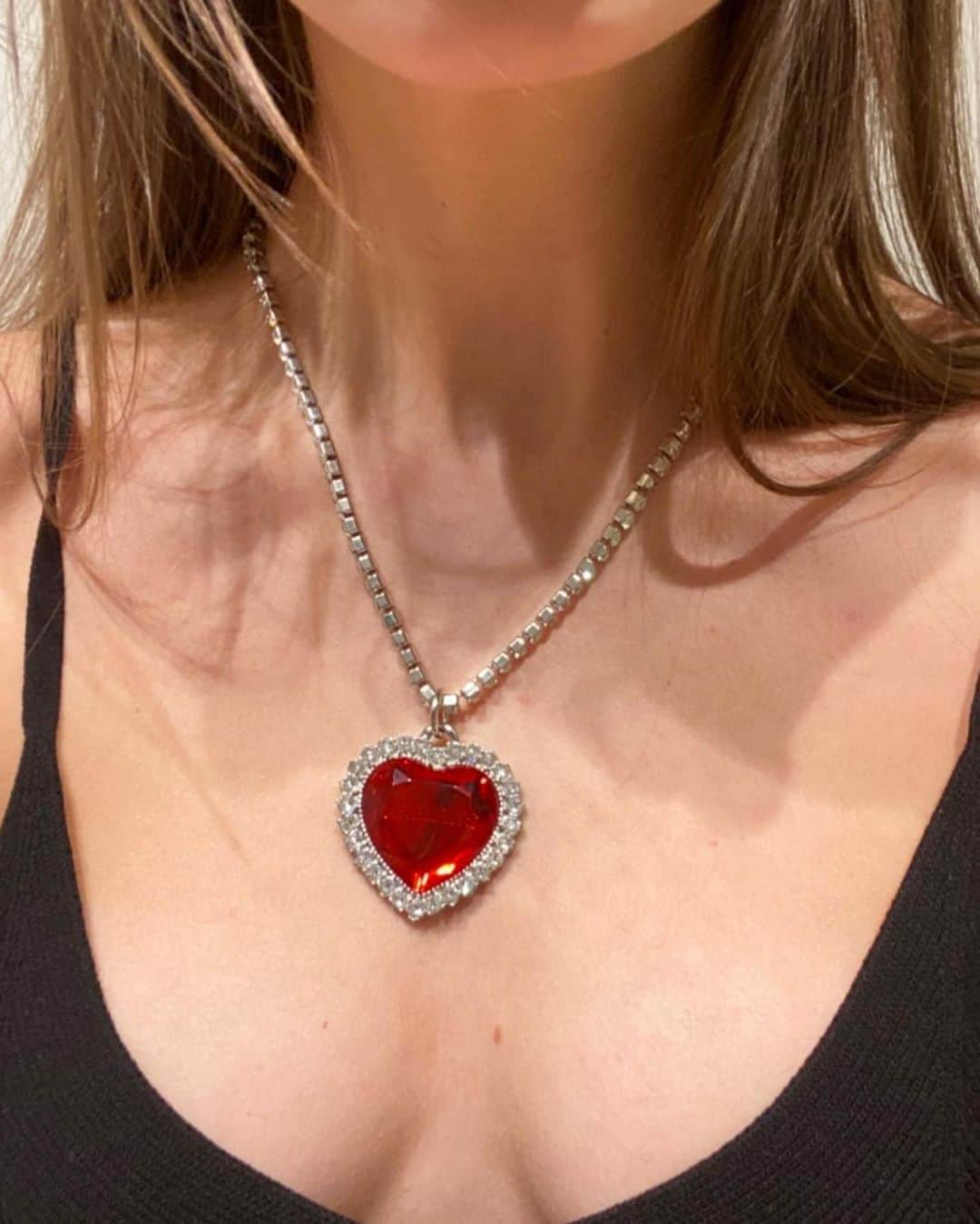 ヴェトモンさんのインスタグラム写真 - (ヴェトモンInstagram)「VETEMENTS ICONIC HEART NECKLACE IN BLOOD RED COLOR - www.svmoscow.com @svmoscow + MORE OPTIONS IN STORIES   PIC: @ammmoniacum」2月18日 20時14分 - vetements_official