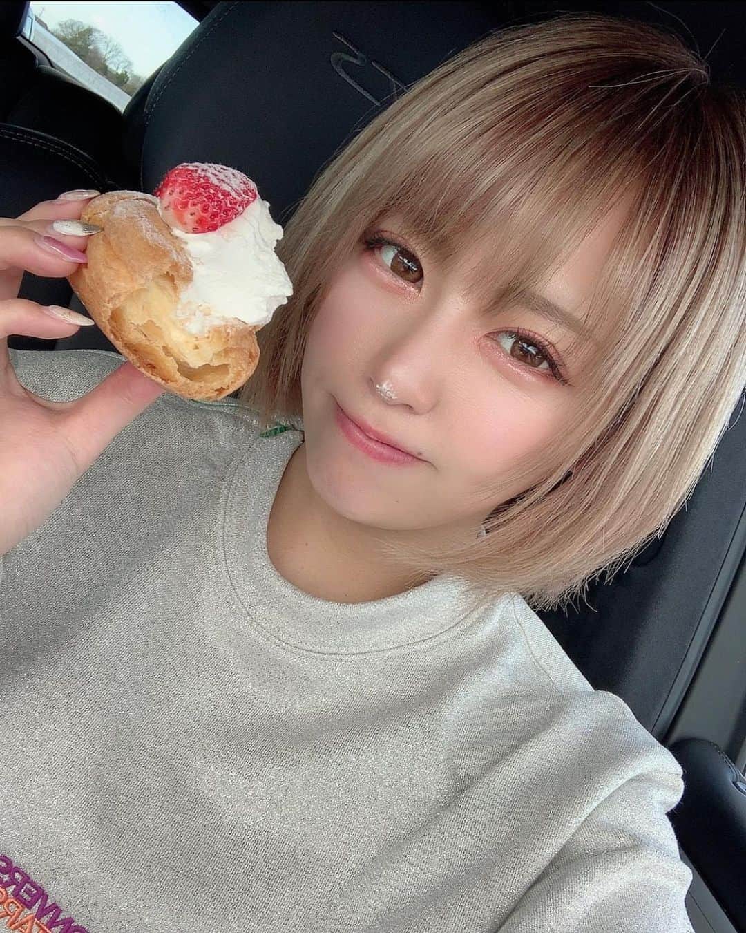 篠崎ゆうきのインスタグラム：「★  スカイベリー食べ放題🍓 いちごのシュークリーム めちゃおいしかったでーす🤤🌈  #アグリの里郷 # いちご狩り #栃木 #毎年ここへ来てる  #スカイベリー #食べ放題 #最高すぎます #イチゴのシュークリーム #いちご姫の推薦お願いします笑笑 #篠崎ゆうき」