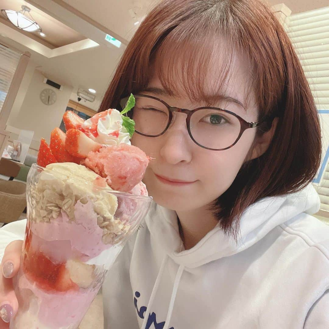 紫帆さんのインスタグラム写真 - (紫帆Instagram)「🍓🍓🍓  実は歯医者さん帰りのスッピンよ。  #いちご #苺 #いちごスイーツ #苺スイーツ #いちごパフェ #苺パフェ #パフェ #メガネ #メガネ女子 #ボブ  #パーカー  #すっぴん  #自撮り」2月18日 20時15分 - shiho97_official