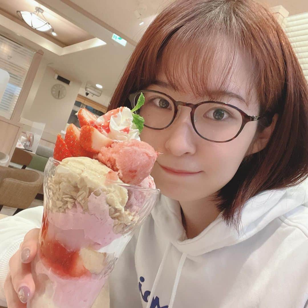 紫帆のインスタグラム：「🍓🍓🍓  実は歯医者さん帰りのスッピンよ。  #いちご #苺 #いちごスイーツ #苺スイーツ #いちごパフェ #苺パフェ #パフェ #メガネ #メガネ女子 #ボブ  #パーカー  #すっぴん  #自撮り」