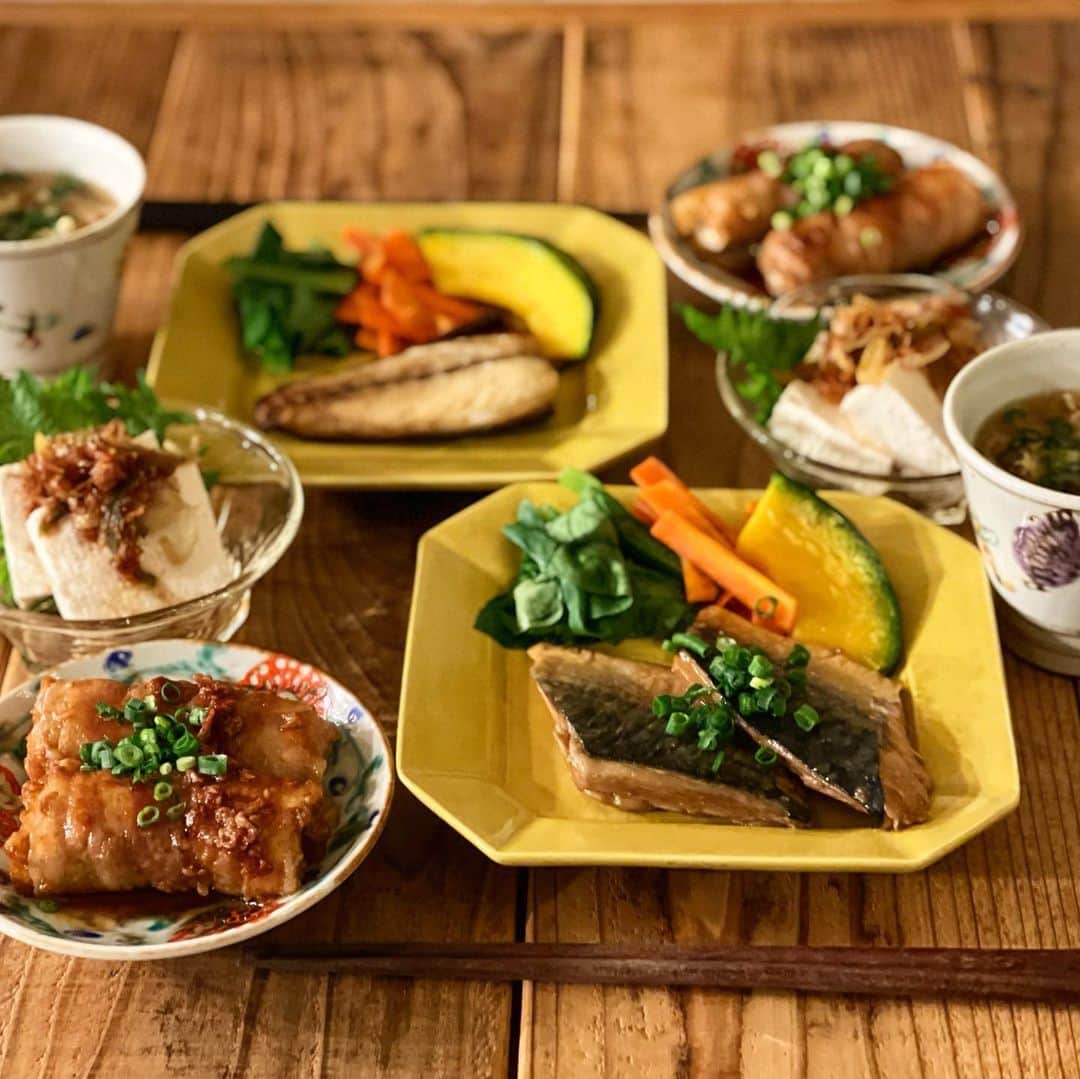 Atsukoのインスタグラム：「今日の晩ご飯 2021.02.18  ★小ネギ香る、さばのみぞれ煮 ★さっぱり豆腐 カツオ醤油 厚揚げ紫蘇チー肉巻き もやしとしめじと卵の味噌汁  今日の晩ご飯は @oisix さんのkitoisixで簡単に。 ★印のやつです！ さばは湯煎で温めておわり。 添えの野菜はレンチン。 豆腐のタレもレンチンで！ 仕事帰りでもあっという間に出来ました😆😆 厚揚げ紫蘇チー肉巻きのタレは生姜焼きと同じ感じで😋 豆腐多めヘルシーメニューでご馳走様でした✨✨✨  ちなみに奥はさば塩焼き。 煮魚嫌いな住人用です😭」