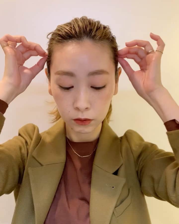 YU-U（工藤由布）のインスタグラム：「オールバックポニー👱🏻‍♀️ あらかじめバームがついてて毛先ちょろっと巻いてます🙋🏼‍♀️ makeする時に前髪あげてクリップして下準備もしてるよ☝🏻 まだ前髪が全然後ろまで届かないから ジェル仕上げ😉✨ いきなりオールバックにつけないで1層ずつつけてくっつけるイメージでやるとうまくいくよ🙈 スタイリング剤、アイロンはストーリーズハイライトhairに載ってます🙏🏻 ・・・ #u動画 #uアレンジ #ジェルのすすめ #伸ばしかけの前髪アレンジ #オールバック #ひとくせポニー #uゴム隠しプロセス」