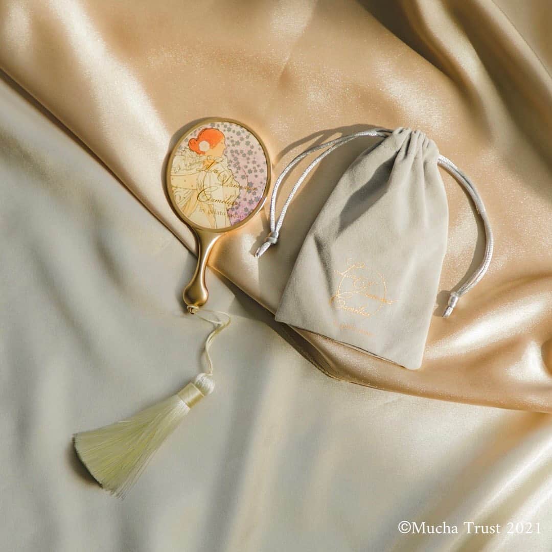 ジェラートピケさんのインスタグラム写真 - (ジェラートピケInstagram)「【COLLABORATION】  2.19(FRI) RELEASE  La Dame aux Camelias Mucha by gelato pique  椿姫のドレスカラーをイメージしたタッセルと趣あるデザインにこだわった手鏡。 ミニバッグにも収まり、ギフトにもおすすめです。  ITEM:MIRROR COLOR:IVR  #gelatopique  #ジェラートピケ #roomwear  #alphonsemucha #みんなのミュシャ展  #アルフォンスミュシャ  @gelatopique_official_snap」2月18日 20時22分 - gelatopique_official