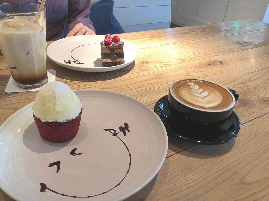 蒼木まやさんのインスタグラム写真 - (蒼木まやInstagram)「🍰  Ron Herman Cafe に行ったら必ず 食べたくなるレッドベルベットケーキ🥰 違うにのに挑戦したくても結局これを選んでしまう！  この日は久しぶりに大学の友達と たくさん話せて幸せでした〜✨  あと注文したときに店員さんに 「前も来ていただきましたよね？」って 言われてとっても恥ずかしかったです😂💓  #ronhermancafe #cafè #ロンハーマンカフェ#レッドベルベットケーキ」2月18日 20時22分 - maya_aoki_