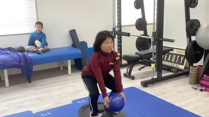 のインスタグラム：「今日も群馬で習い事のオンパレード。中でも、体幹トレーニングはとても有意義なもので、水口トレーナーはすごく充実したメニューを考えてくださり、どんどん体の芯が強くなっていることを感じている。感謝である。  Miroku at coretraining today. Getting stronger and stronger.  #coretraining #体幹トレーニング #体が強くなる　#げんきどう」