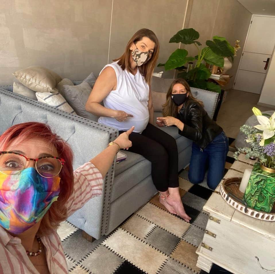 Carolina Cruz Osorioさんのインスタグラム写真 - (Carolina Cruz OsorioInstagram)「• Mis amigas, mi #PetiteComite que en esta foto esta incompleto solamente por temas de distancia porque el cariño, el respeto, la compañía y el apoyo...siempre están. @yanethwaldman y @cardozo_80 fueron las encargadas de entregarme ayer el regalo para Salvador del combo completo. Las adoro con todo mi corazón @cardozo_80 @yanethwaldman @andreasernafotos @jessdelapena y estoy segura que cuando pase todo esto,  el viaje que nos vamos a pegar no va a ser normal jajajaja que se tengan porque volveremos más fuertes, con más canas y ganas jajajaja 👨‍👩‍👦‍👦🤰🏻🌈❤️🙏🏼🐳🦖👯‍♀️👯‍♀️」2月18日 20時23分 - carolinacruzosorio