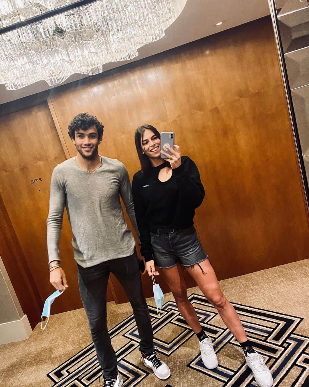 アイラ・トムリャノビッチのインスタグラム：「He secretly loved all the mirror pics I made him take this trip 👀 #prehaircut Thank you  @crownmelbourne @crownhotels 🙏🏼🤍」