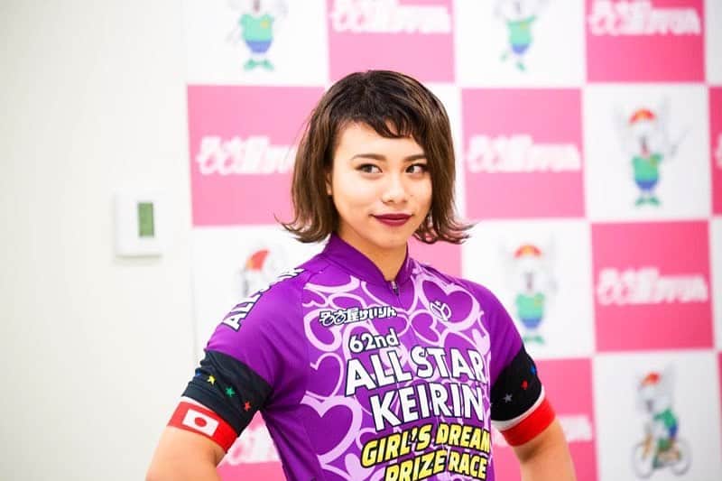 のインスタグラム：「奈良競輪場で20-22日まで3日間﻿ 今年初ガールズケイリン出走します👾﻿ 実は初めての近畿斡旋！﻿ 応援よろしくお願いしますね( *´꒳`* )﻿ ﻿ この写真我ながら﻿ ディズニーヴィランズみたいでお気に入り😈﻿ 悪そうな顔してるわ〜💜﻿ ﻿ #競輪 #競輪選手 #ガールズケイリン﻿ #自転車女子 #自転車」
