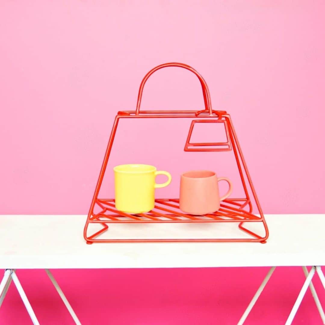 BASE（ベイス）のインスタグラム：「wire flame-tote red | CLARO（@clarobaobao）  😲まるでアートみたい？ いいえ、立派な「棚」なんです！🛍  ＜CLARO＞は独創的なデザインで ドキドキ＆ワクワクするインテリア雑貨を製作。  赤いアイアン素材でできた、バッグ型の小物棚は 玄関や棚の上などに置きやすいサイズ感。  お部屋のアクセントとして目を引くアイテムで 本物の鞄のように、小物を置いたまま持ち運びもできます☕️  #baseec #baseecで販売中 #一人暮らし #模様替え #収納棚 #インテリア雑貨 #アートのある暮らし #部屋作り #おうちじかん #おうち時間 #ディスプレイ」
