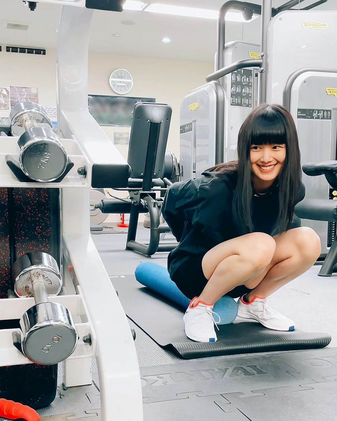 新井貴子のインスタグラム：「Morning stretch + workout🧬 今年は運動後のストレッチをより大切にして、身体の柔軟性を高めたいな🤸🏻‍♀️🏋🏻✨  #最近シルクサスペンションに惹かれ中 #ヨガも良し」