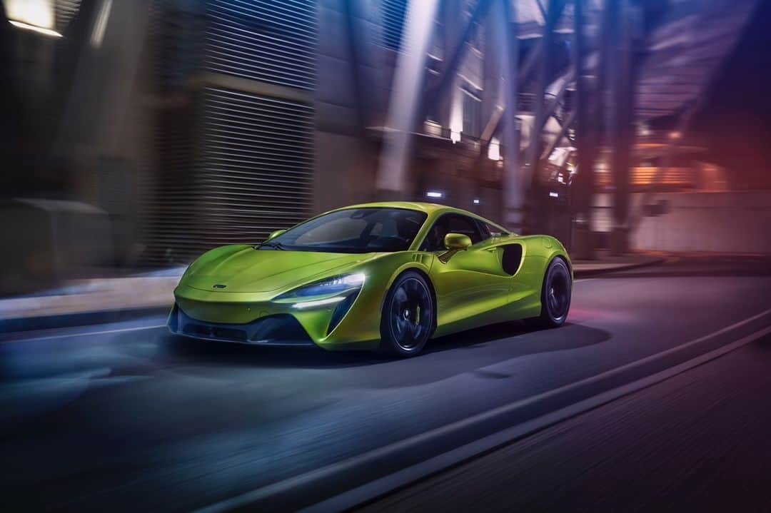 McLaren Automotiveのインスタグラム：「Distillation of more than half-a-century of McLaren’s expertise and experience in race and road car engineering, this is our first-ever series-production high-performance hybrid supercar... this is the McLaren Artura.​  #McLarenArtura」