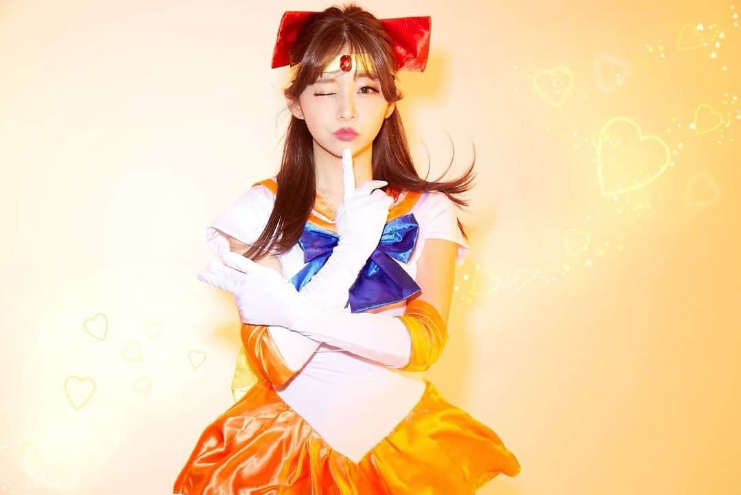 のインスタグラム：「. 30歳だ〜〜〜🌙🧡✨✨ . 20代ありがとう〜早いっ 今の私があるのも 20代の積み重ねのお陰だな〜🌈♪ . 30代はまた違った目標で 前進していきたいと思います💕 . . 変わらずモノノフです💎 . . 今年はコロナの関係で愛知で バースデイフォトを撮れなくて 温存しておいたヴィーナスを 載せました🌙🐈✨ また改めて撮るから載せるね✌️ . . 📸by @taiyou.ueyama  #お誕生日 #happybirthday #happybirthday🎂 #セーラームーン #アニメ #コスプレ #作品撮り #モノノフあみみ #モノノフ #ももいろクローバーZ」