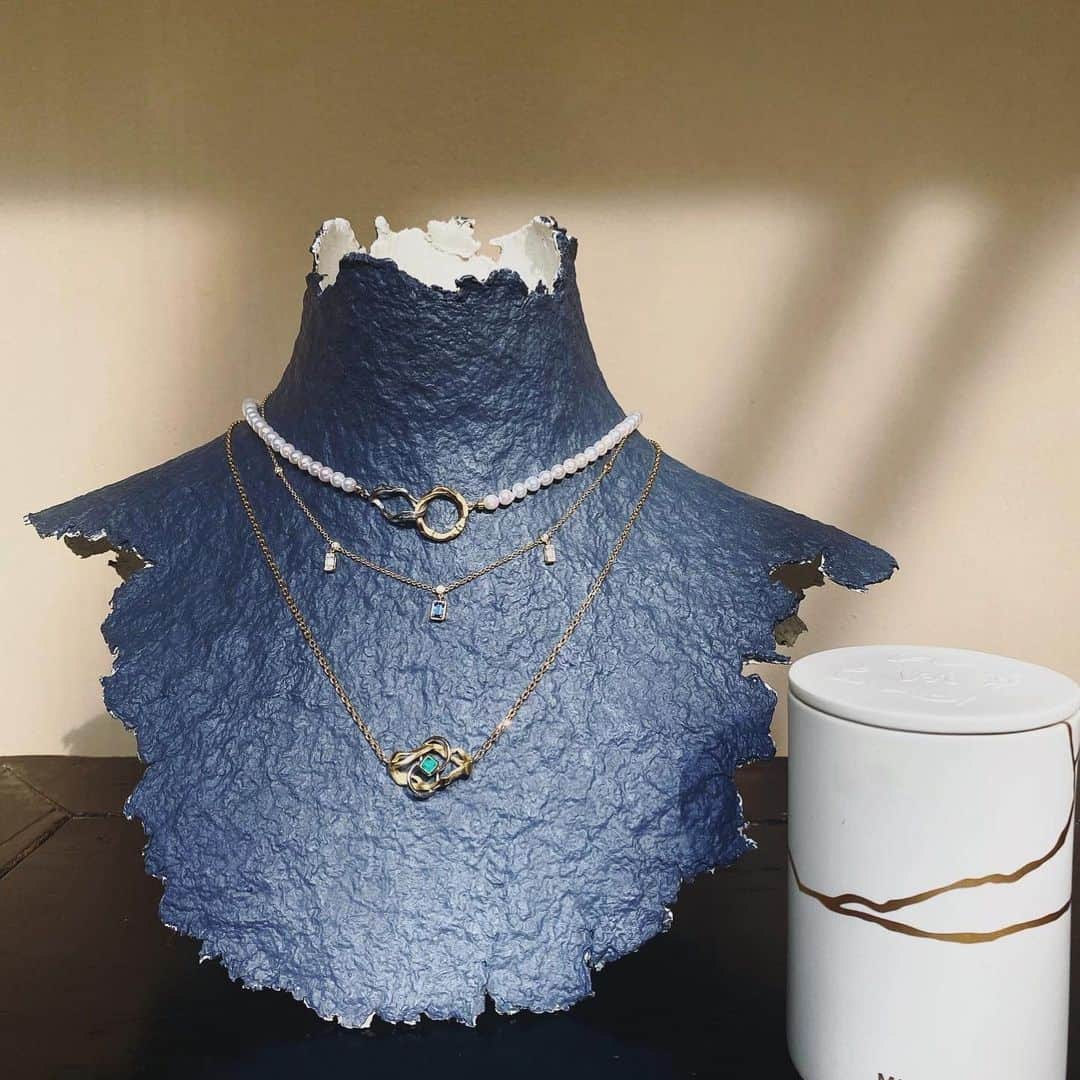 稲木ジョージのインスタグラム：「I’m very very very into this wabi sabi inspired custom torso for @milamorejewelry 🤦🏻💘 #FindBeautyInTheFlaw  光と影。それがある作品が好き🌗 ミラモア用に作ったこのトルソーがとてつもなくKINTSUGIコレクションに合う✨」