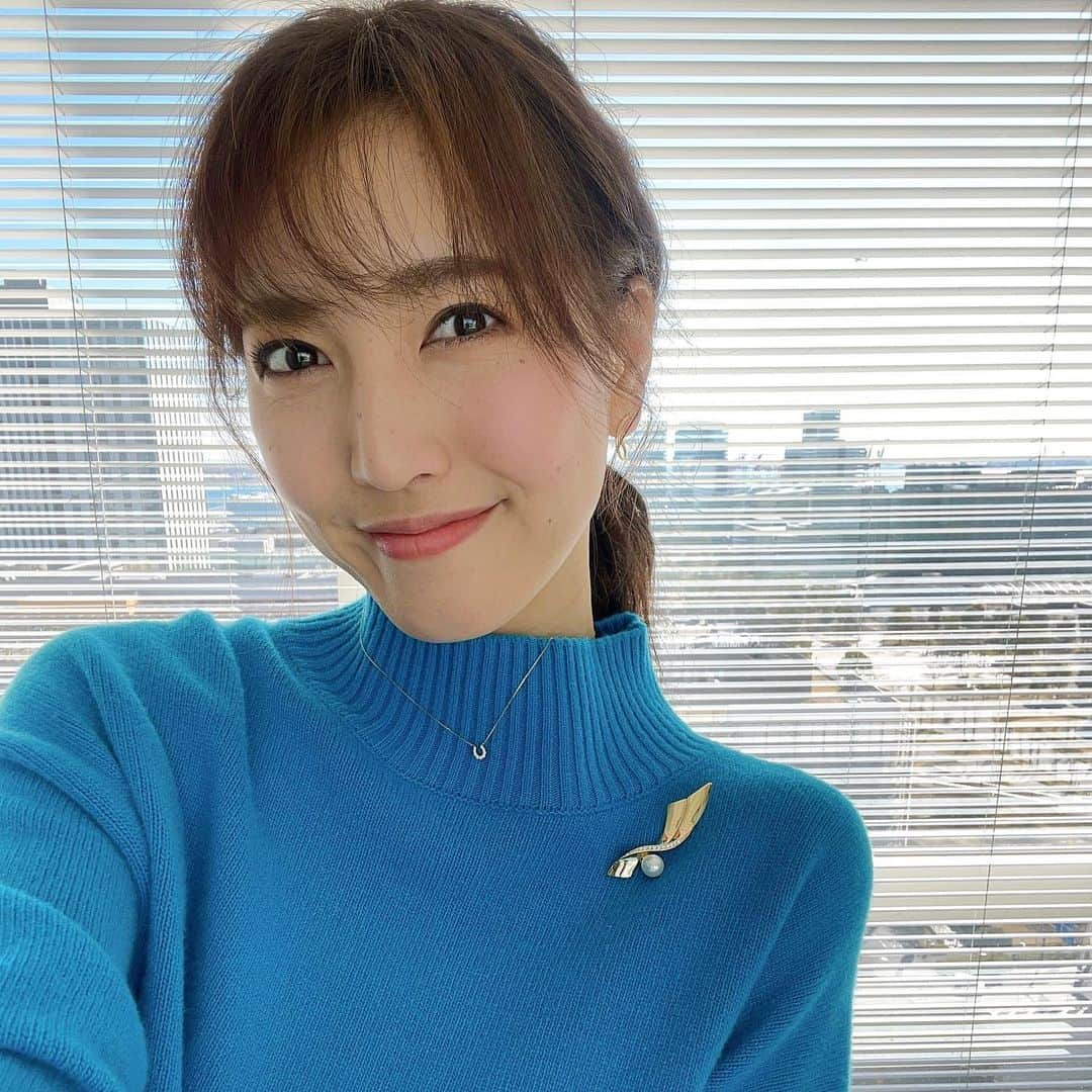 小澤陽子さんのインスタグラム写真 - (小澤陽子Instagram)「𝚊𝚝 𝚠𝚘𝚛𝚔☻  週末お借りした お衣装たち👗👚👖✨  最近、シンプルめなお洋服には、 ブローチを付けていただくことも❤︎  #週末 #フジテレビ #土曜25時15分から #馬好王国 #日曜11時58 分から#BSフジニュース #日曜15時から　#BSスーパーKEIBA #アナウンサー #衣装 #アナウンサー衣装 #コーディネート #アナウンサーコーデ #ヘアスタイル #ポニーテール #ハーフアップ #本日の髪型と衣装🌸」2月18日 20時32分 - yoko.ozawa729