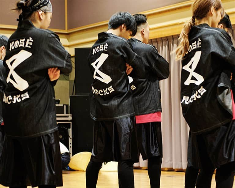 ビームスさんのインスタグラム写真 - (ビームスInstagram)「BEAMS SPORTS | KOSÉ 8ROCKS, a dance team. "We can't live without dance" @kose8rocks @dleague_official  @beams_sports  「ダンスのない人生なんて」  2021年1月10日に開幕した世界初のプロダンスリーグ“D.LEAGUE（ディーリーグ）”。 トップクラスのダンサーたちによるハイレベルなパフォーマンスは、圧倒的な興奮をもたらし、新たなダンスカルチャーの盛り上がりを予感させます。全9チームが参戦するD.LEAGUEで優勝候補のひとつとして注目を集めるのが”KOSÉ 8ROCKS（コーセーエイトロックス）”。チームのディレクター兼ダンサーであり、ブレイクダンスの世界チャンピオンとしてその名を轟かすISSEIが語る、ダンスと夢とファッションについて。  詳しくはWEBメディア "BEAMS SPORTS"をチェック！ https://www.beams.co.jp/special/beamssports/culture/05/ @beams_official ストーリーズハイライト "Features" より  #dleague #3kose8rocks #dance #beamssports #ビームス #ビームススポーツ #ダンス」2月18日 20時34分 - beams_official