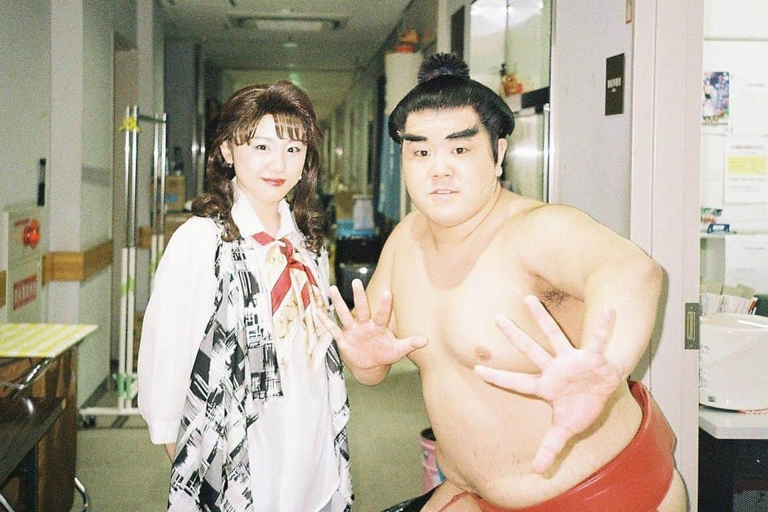 加藤梨里香のインスタグラム：「両国花錦闘士pic📸 . 梅太郎と沙耶香🕺😳😡📺👰‍♀❤️🤵‍♂️ . #両国花錦闘士  #掘り出し写真  #梅太郎 #皇希 くん #沙耶香 #加藤梨里香  #同い年コンビ  #劇中ほぼ絡みない #のに  #婚約していた梅太郎と沙耶香  #花吹雪部屋のお婿さん  #同じシーン  #クラブだけじゃない ？ #梅太郎ソロダンス  #ハンパなさすぎ  #同い年なんて信じてません  #film」