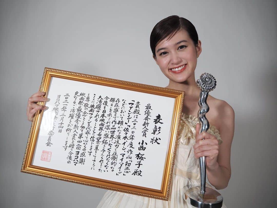 小西桜子さんのインスタグラム写真 - (小西桜子Instagram)「🎗🏆 改めまして、ヨコハマ映画祭のトロフィーと表彰状をいただきました。  映画を観てくださった皆様、映画を作ってくださった皆様、関わってくださったすべてに、心から感謝しています。深く。 ありがとうございました。」2月18日 20時38分 - sakurako_kns
