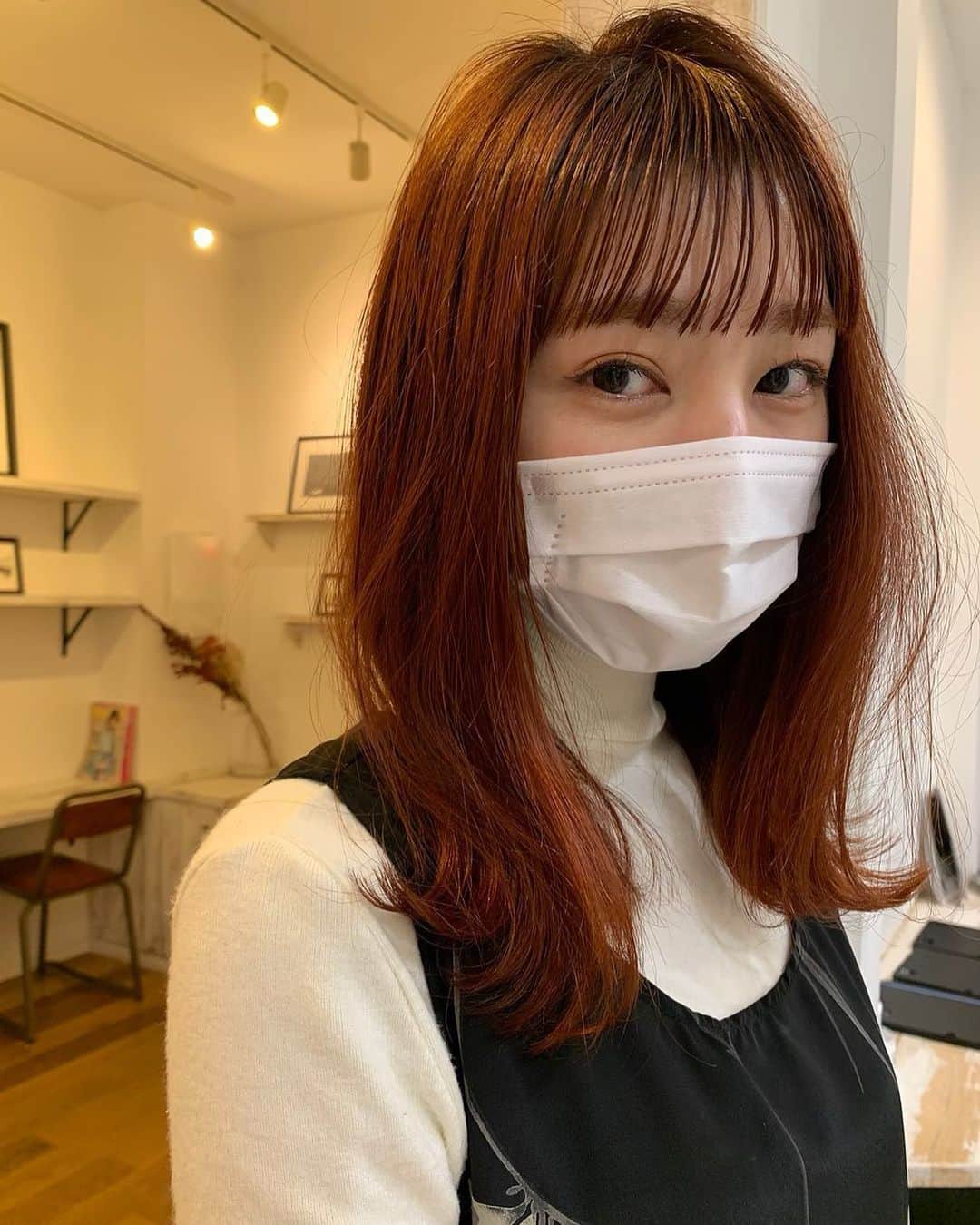 小林ひかるのインスタグラム：「LIVEに向けてカラーカットしてもらったよ🍊 @pearl___mayu   そして眉毛も整えてもらいました☺️✨ @vanish_eyebrow  印象がだいぶ変わるので嬉しい😂✨✨  #orangehair #orange #pearl #vanish #eyebrow」