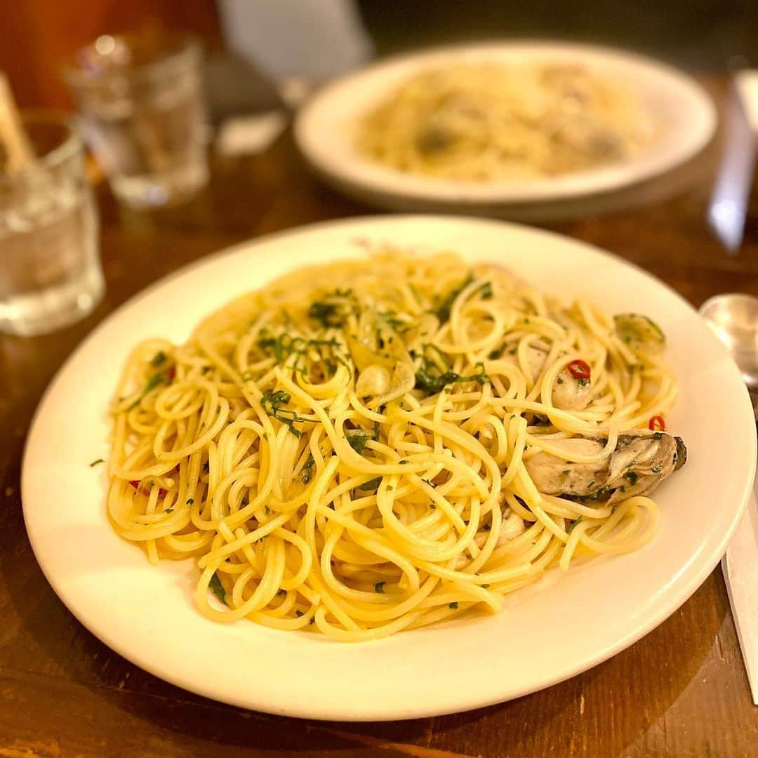 山﨑 薫のインスタグラム：「恵比寿アンクルトム🍝  冬の楽しみ、牡蠣シリーズ。 今年も牡蠣のペペロンチーノを堪能してきました。  ぷりぷりの大粒の牡蠣がゴロゴロ入っていて、ニンニクたっぷり。 大葉を追加で載せてもらって、パルミジャンかけて、いただきまーす🥰  毎年食べてるから、スマホの性能の向上に合わせて画質がよくなっていまする😅  牡蠣の季節以外は、たらこうにイカが好き🥰  #アンクルトム　#恵比寿アンクトム　#牡蠣のぺぺロンチーノ #たらこうにいか  #はしや」