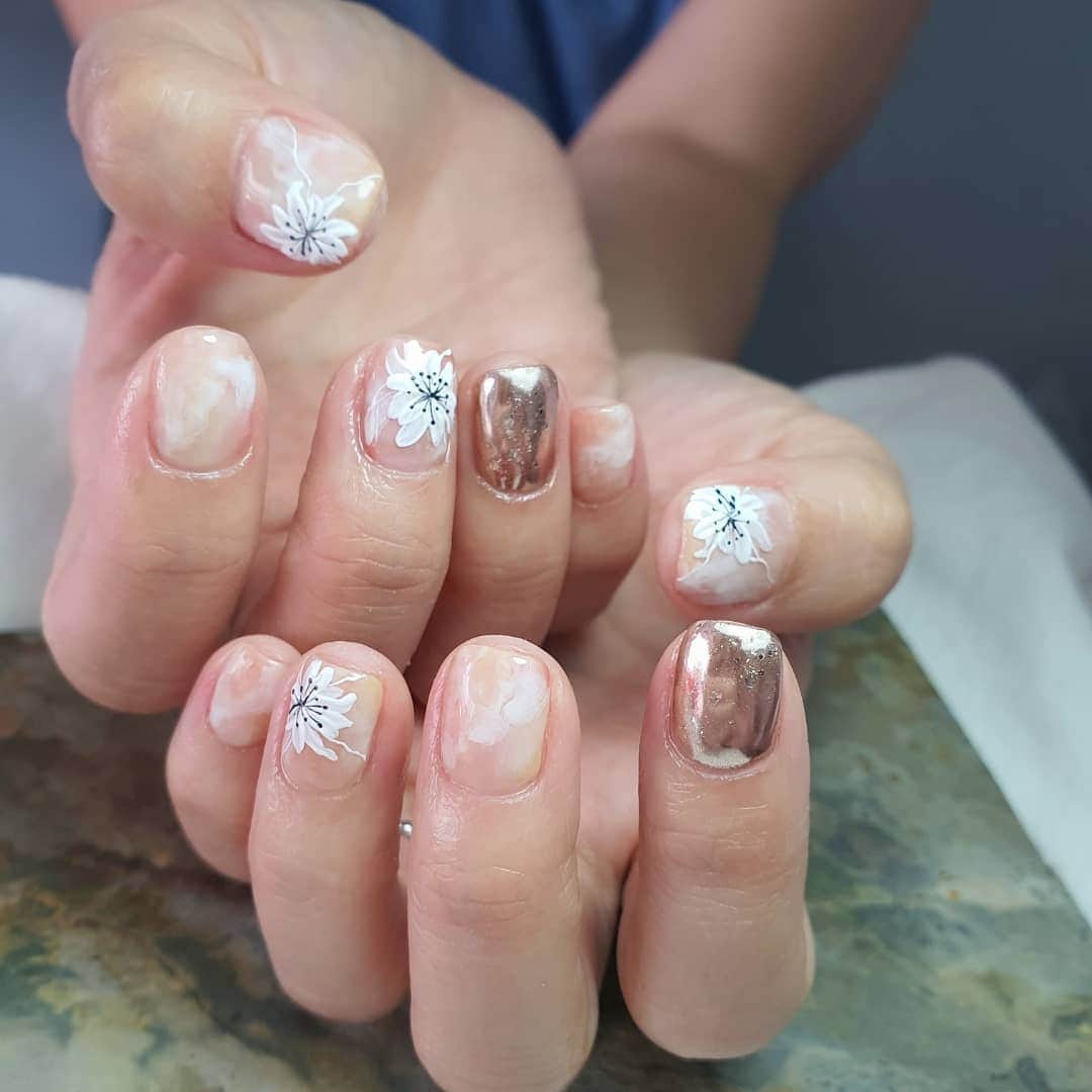 Yingのインスタグラム：「I used PREGEL Tulle Grege, White, Base White,  PREGEL MUSE M073 and PREMDOLL B76. Also used PREGEL Art Liner in White and Black for the embossed floral art.   Items can be purchased at @nailwonderlandsg 🤗 . . . 🛒 www.nailwonderland.com⁣⁣ 📍20A Penhas Road, Singapore 208184⁣⁣ (5 minutes walk from Lavender MRT)⁣⁣ .  I am currently only able to take bookings from my existing pool of customers. If I have slots available for new customers, I will post them on my IG stories. Thank you to everyone who likes my work 🙏 if you need your nails done, please consider booking other artists at @thenailartelier instead ❤  #ネイルデザイン  #ネイルアート #ネイル #ジェルネイル #nailart #네일아트 #pregel #プリジェル #nails #gelnails #sgnails」