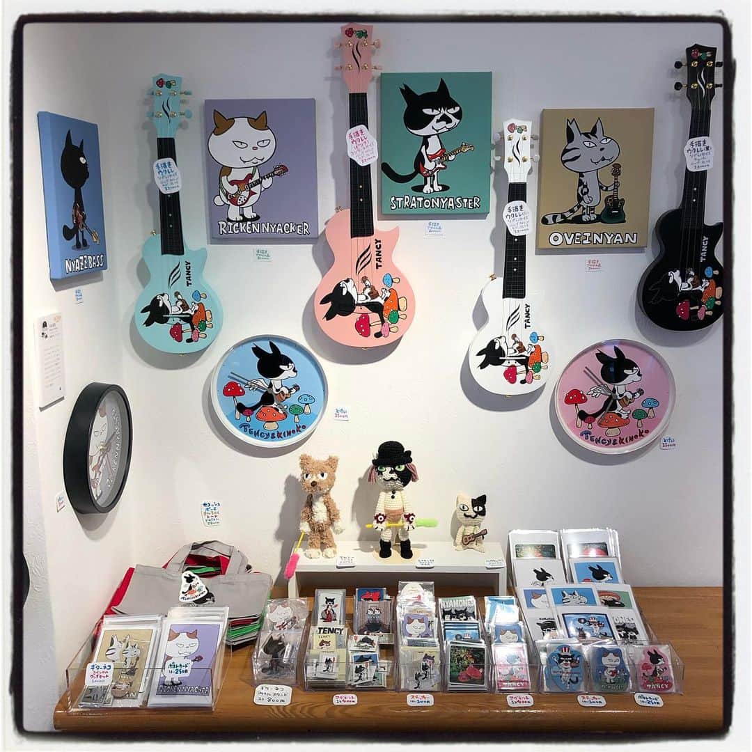 のインスタグラム：「#ネコトモ展  設営完了！！ いよいよ明日19日からです！ 今回は楽器屋さん目指しましたが…相変わらずあれこれごちゃ混ぜになってます！ 木原、概ね連日16時〜18時に在廊予定です！ どのアイテムもすぐにお持ち帰りできます。」