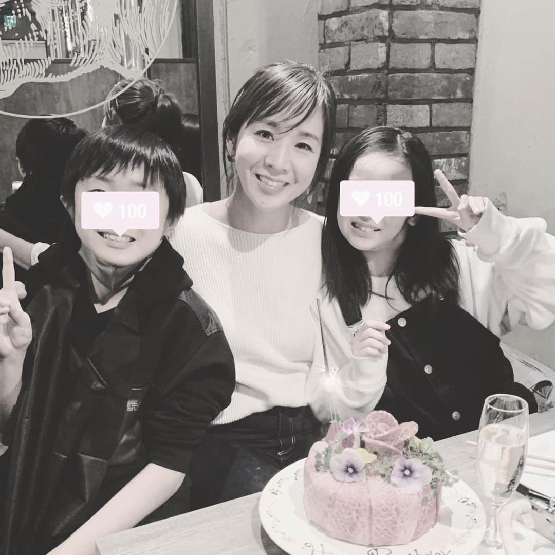 福吉 彩子さんのインスタグラム写真 - (福吉 彩子Instagram)「働くかあさんの誕生日コーデ 先日2月9日に誕生日を迎えました！ 年の数だけ(!)あるスイートピーは、この季節ならではの寂しさやワクワクが混ざったなんだか懐かしいかおり(多分卒業式の記憶と一致するから) 昨年末清水買いした　#loewe のコートに見合うような中身に、何とか近づきたいという想いを込めて 家族でニクの日恒例肉ケーキに、当日は子供たちがごちそう作ってくれた！ 久しぶりに会えた友人たち、お祝いありがとう！この時期だからこそ人とのつながりにキュンとなります  うん、歳だね #happybirthdaytome」2月18日 20時43分 - fuku44aya