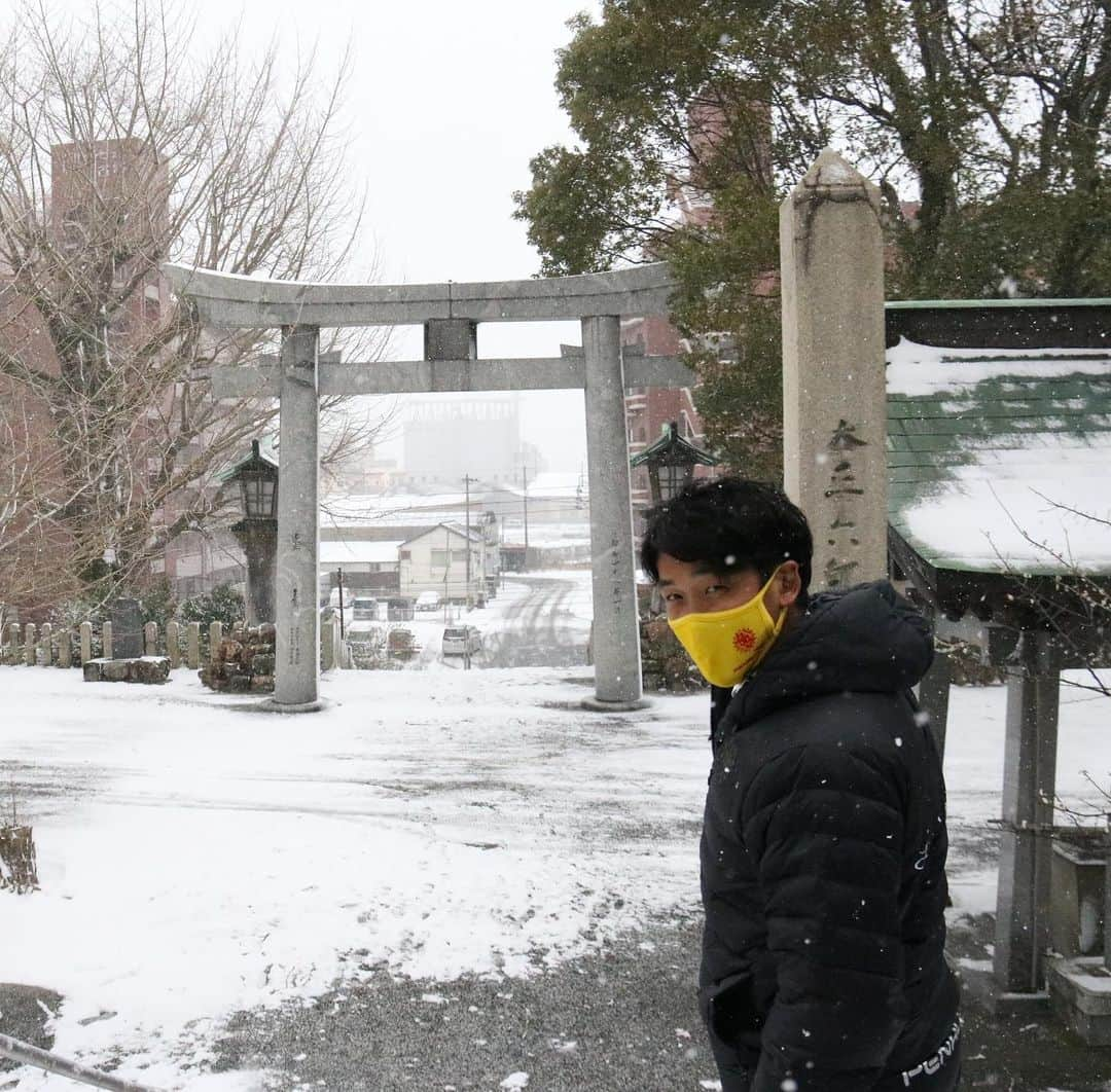 ギラヴァンツ北九州さんのインスタグラム写真 - (ギラヴァンツ北九州Instagram)「. 必勝祈願⛩3人のアザーカット📸 ＋ 大悟カメラマンの作品（2枚目以降すべて）上手ですよね😊 . #giravanz #ギラヴァンツ北九州 #ギラヴァンツ #北九州 #jリーグ #j2 #雪 #市役所の地図に大興奮」2月18日 20時43分 - giravanz_kitakyushu