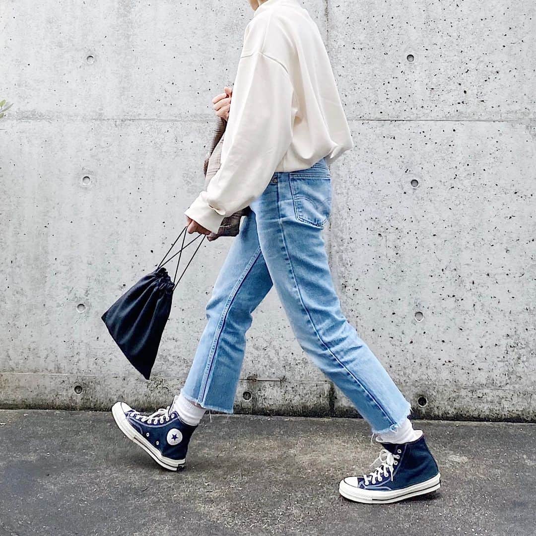 ryokoのインスタグラム：「▪︎ . UのメンズロンTと短い丈の517 . . . top #uniqlou bottoms #levis517 jacket #auralee  bag #era_goods  shoes #converse」