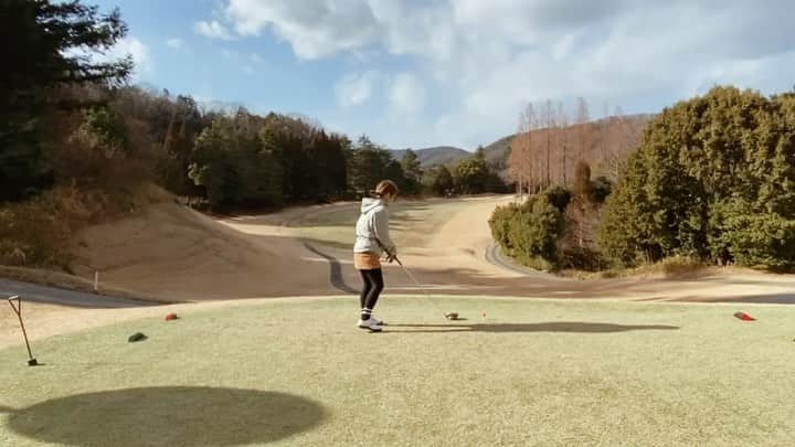 のインスタグラム：「久しぶりにゴルフ動画🏌️‍♀️♥️﻿ ﻿ ﻿ ﻿ ﻿ 久しぶりにスコアが﻿ 自分の中ではよかったです😊✨﻿ ﻿ ﻿ ﻿ ﻿ 打ち方を変えた時の動画♩﻿ この後からはこんなナイスショットは﻿ 打てませんでした。(笑)﻿ ﻿ ﻿ ﻿ ﻿ ﻿ CHALが「打ちそう〜」って言ってくれたら﻿ 打てるんかな〜〜😂😂﻿ ﻿ ﻿ 毎回言って欲しいな〜〜🤣(笑)﻿ ﻿ ﻿ ﻿ ﻿ ﻿ かっこよく「to be,」のダンスパートの曲を﻿ つけてみました(笑)ちょっとだけ…🤣﻿ ﻿ ﻿ ﻿ ﻿ ﻿ #オリックス #Bs2021 #BsGirls #オリ姫﻿ #野球 #プロ野球 #オリックスバファローズ ﻿ #野球女子　#野球好き　#京セラドーム大阪﻿ #オリックス女子 #インスタ野球女子 ﻿ #ゴルフ #ゴルフ女子 #ゴルフコーデ #ゴルフウェア﻿ #tiktok #golf #golfgirl﻿ #baseball #ORIX #Buffaloes #osaka﻿ #MIYU #miyu_337  #🐼」
