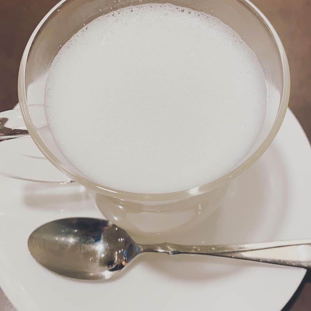 島袋美由利のインスタグラム：「.﻿ .﻿ しばらくストーリーとか投稿してなかったからか、どんどんInstagramの使い方が分からなくなってしまっていたので今月中くらいは友達に向けて発信するくらいラフな気持ちでやってみることにしました。﻿ ﻿ 友達のストーリーを見てるかと思ったら島袋のストーリーだった、ってくらいラフにやってみたい。﻿ ﻿ いえーい。﻿ そうは言っても「ラフ」っていうのも意外と難しいですね。でもまあとりあえずそんな感じでやってみようと思います！﻿ ﻿ 以上、明日は白米にしらすをのせて食べたい島袋でした。﻿ ﻿ (ご飯のおかず、聞いてよかった！食べたいもの増えましたありがとう🌾🌾)」