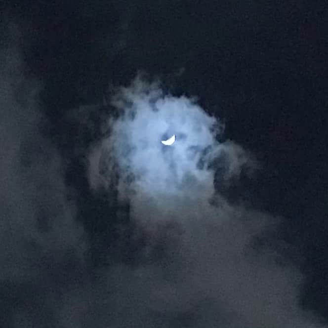 土屋眞弓のインスタグラム：「今宵のお月さま🌙 今日は上手く撮れた❣️ 満月好きですが🌕 三日月はなんとなく儚さを感じるのよね🌙✨✨✨  #三日月 #crescentmoon」