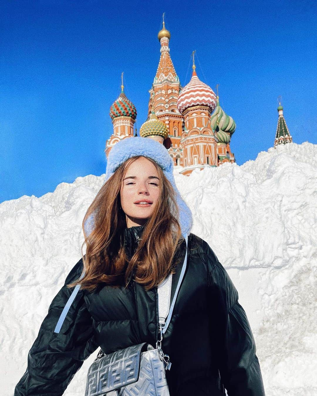 Sasha Spilbergさんのインスタグラム写真 - (Sasha SpilbergInstagram)「Успела сфоткать аномальные сугробы в Москве 🙃❄️ Последний раз настолько сильный снегопад был в 1973 году! ⠀ Парул на меня ругается за кадром потому что у него отмерзают пальцы от холода 🤣 ⠀ Ну а меня согревает шапка ушанка от @by_matu. В процессе производства их изделий, не страдает ни одна овечка. Шубы, шапки и варежки сделаны из стриженной овечьей шерсти 🐑 Это важно, ведь овцы мои любимые животные.」2月18日 20時51分 - sashaspilberg