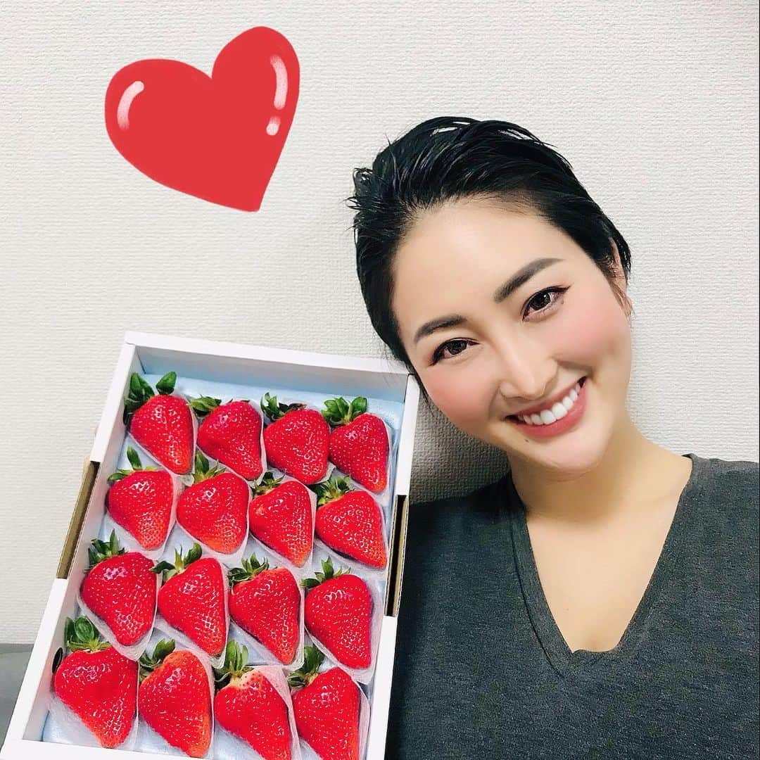 筒井菜月のインスタグラム：「【日本一のさくらももいちご🌸届きました💗】 ・ 徳島県佐那河内村から、日本一大きくて甘いさくらももいちご🌸が届きました✨ ・ なんと鶏卵よりも大きい😳‼️ びっくりなおおきさです❣️ ・ 驚くのは大きさだけでは無く、その甘さ✨ 一般的なの糖度の平均は9度前後なのに対し、さくらももいちご🌸は何と16-18度の糖度を誇ります😍 ・ 甘さと酸味のバランスが絶妙で、瑞々しく口いっぱいに広がる苺の華やかな香りと、食べ応えのある大きさに大満足です❣️ ・ さくらももいちご🌸を栽培されている農家さんは全国でわずか8件のみ。栽培方法や発送方法まで研究を重ね、苺が大きく甘くなるように丁寧に心を込めて育てられています✨ ・ 4年前、ミスインターナショナルグランプリでミスフィリピンのカイリーと佐那河内村を訪れた時から、2人ともさくらももいちご🌸の大ファンです❣️ ・ 夫も母もとっても喜んで、あっという間に完食です🍓🥰🍓家族に幸せを運んでくれたさくらももいちご🌸に感謝しながら頂きました💗 ・ #さくらももいちご　#いちご　#苺　#日本一　#世界一　#日本一大きい苺　#世界一大きい苺　#高糖度　#ストロベリー　#strawberry #佐那河内村　#徳島県　#佐那河内　#ミスインターナショナル　#missinternational #筒井菜月　#徳島県　#ふるさと納税」