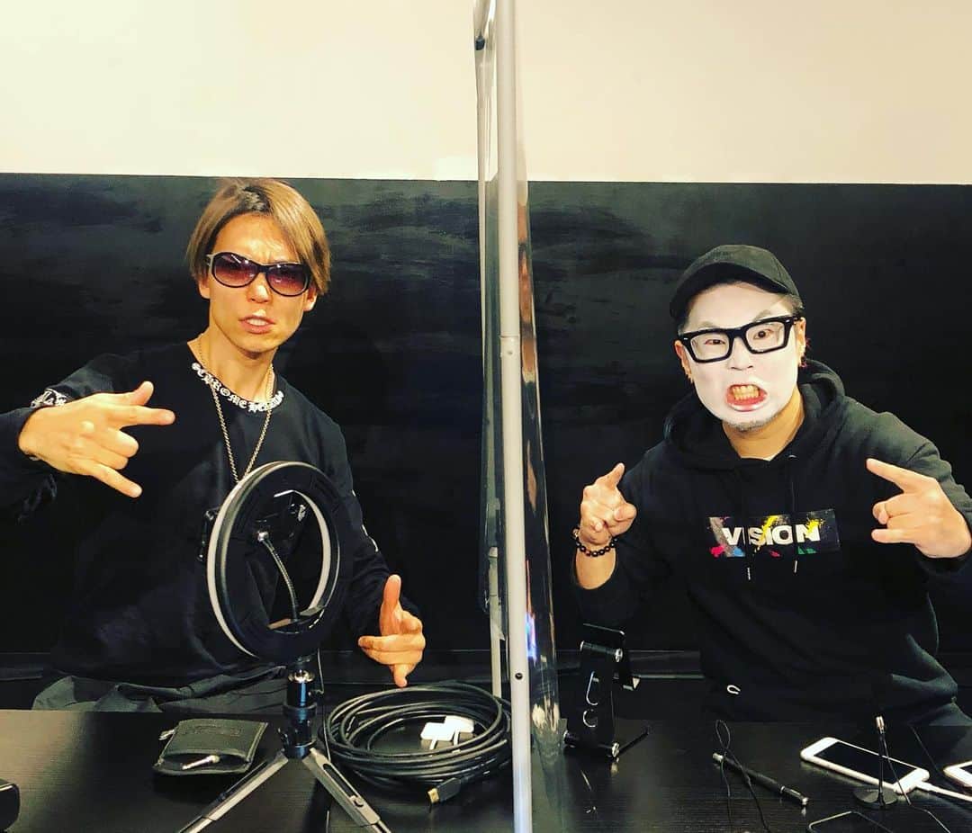 SHINPEIのインスタグラム：「NoGoD団長とSHINPEIによる、IODATAの「LIVE ARISER」配信術レクチャー﻿ ﻿ https://bit.ly/3b1XFyW﻿ ﻿ とても勉強になったし、楽しかったです！﻿  LIVE ARISERがあれば、誰でも簡単にハイクオリティなインターネット配信番組が作れる！っていう可能性がめちゃ感じられました。 ﻿ LIVE ARISERの魅力は一回の放送じゃ伝えきれないので、近々第二弾もやると思います！お楽しみに★﻿ ﻿ それにしても団長の灼熱はカッコよかった^ - ^﻿ ﻿ #IODATA﻿ #NoGoD団長 ﻿ #BREAKERZ」