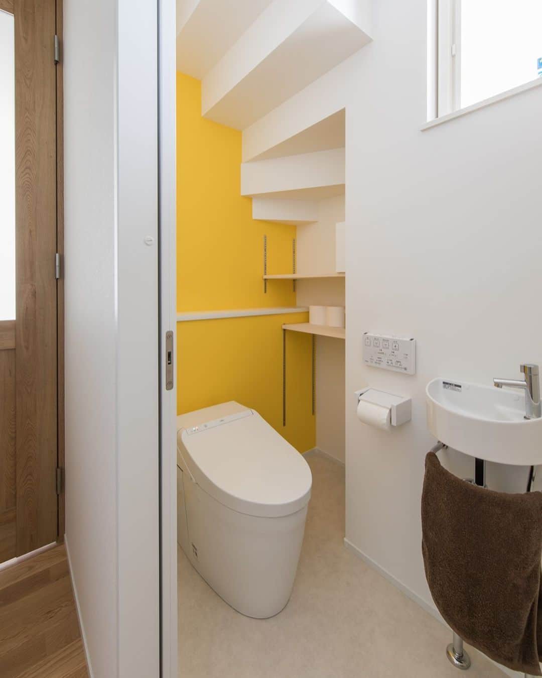 ルポハウス一級建築士事務所さんのインスタグラム写真 - (ルポハウス一級建築士事務所Instagram)「・ ・ ・ 階段下のスペースを有効利用したトイレ。 ・ 向日葵のような明るいクロスで、より広く空間を感じられます。 ・ ・ ・ 𓐌𓐌𓐌𓐌𓐌𓐌𓐌𓐌𓐌𓐌𓐌𓐌𓐌𓐌𓐌𓐌𓐌𓐌  ルポハウスの施工事例はこちらまで☞ @reposhouse  𓐌𓐌𓐌𓐌𓐌𓐌𓐌𓐌𓐌𓐌𓐌𓐌𓐌𓐌𓐌𓐌𓐌𓐌 #ルポハウス は#ちょっとかっこいい家 を"友人のために" という思いでつくっています。 一生に一度の#マイホーム。 「あなたにしかできない」×「ルポハウスだからできる」で、 私たちだけの#家づくり を思いっきり楽しんでみませんか？！ ・ ・ ・ #住宅 #注文住宅 #新築一戸建て #デザイナーズ住宅  #一級建築士事務所 #設計事務所  #滋賀県大津市 #滋賀県草津市 #滋賀県栗東市  #滋賀県近江八幡市 #トイレインテリア #twp2657  #アクセントクロスイエロー #トキワクロス」2月18日 20時52分 - reposhouse