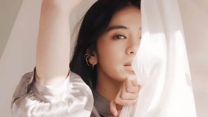 山脇道子のインスタグラム：「rienda @rienda_official  2021 SPRING/SUMMER COLLECTION HARUMI SATO ━━━━━━━━━━━━━━━━━ “Lumière" ㅤㅤㅤㅤㅤㅤㅤㅤㅤㅤㅤㅤㅤ 明け方の澄んだ空を想像させるような 光のイメージを洋服に落とし込む  光沢や透け感のある素材と 相反する透けない素材で見せる程よいバランス  艶やかな色合いとともに 自分らしさを楽しむ　そんな毎日を  心から楽しむ日々に寄り添う 「光」を感じられる　洋服をここに ━━━━━━━━━━━━━━━━━ 【Model】 Harumi Sato(LDH) @sato_harumi__official  ㅤㅤㅤㅤㅤㅤㅤㅤㅤㅤㅤㅤㅤ 【Direction&Styling】 Michiko Yamawaki(LOVABLE) @michikoooo  ㅤㅤㅤㅤㅤㅤㅤㅤㅤㅤㅤㅤㅤ 【Videographer】 PizzaPartyFilm @pizzapartyfilm  ㅤㅤㅤㅤㅤㅤㅤㅤㅤㅤㅤㅤㅤ 【HairMake】 KOUTA (GLASSLOFT) @kouta_ny   【Art Direction】 COSTA MESSA DESIGN ━━━━━━━━━━━━━━━━━ #rienda #rienda2021SS #佐藤晴美」
