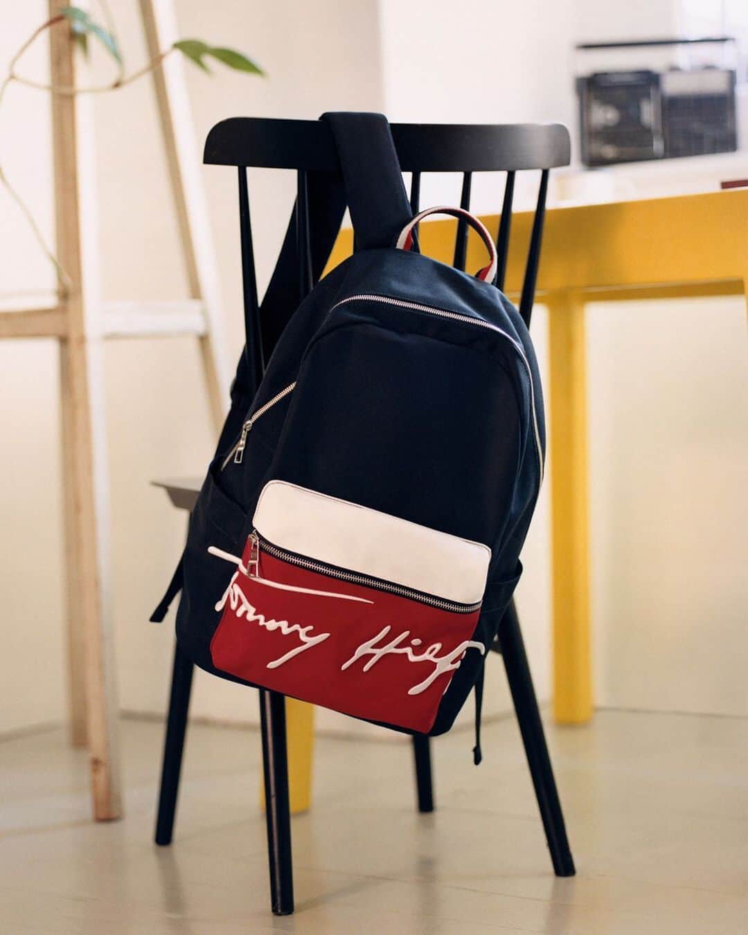 Tommy Hilfigerさんのインスタグラム写真 - (Tommy HilfigerInstagram)「Over the shoulder or over the stool, our signature backpack will have your belongings stylishly and safely stored #TommyHilfiger」2月18日 21時02分 - tommyhilfiger