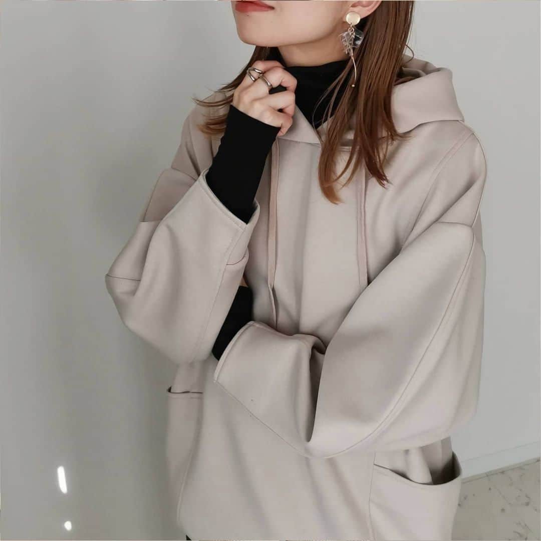 のインスタグラム：「. . . 今年はパーカーでもパリッとした記事が人気みたい✨ レイヤードは欠かせませんね！ . tops #cotorica turtleneck #dholic skirt #dholic shoes #nike bag #florist . アイテムの詳細はアカウントをチェック♡ @haltogo_style さん 素敵なコーデの紹介ありがとうございます！ . . ♡コーデ募集♡ お気に入りのコーデに #mineby3mootd #mineプチプラ部 のハッシュタグ をつけて投稿してください💕﻿ 投稿していただいた中から選ばれた投稿はMINEの記事や広告、MINE公式インスタグラムにてご紹介させてもらいます！ あなたもMINEに載れるかも😍 . . #mineby3mootd #mineプチプラ部 #プチプラコーデ #mineアイテム部 #きょコ #今日のコーデ #大人カジュアル #大人シンプルコーデ #大人シンプル #シンプルコーデ #秋冬 #秋冬コーデ #冬コーデ #春コーデ #パーカー #パーカーコーデ #スニーカー #スニーカーコーデ」
