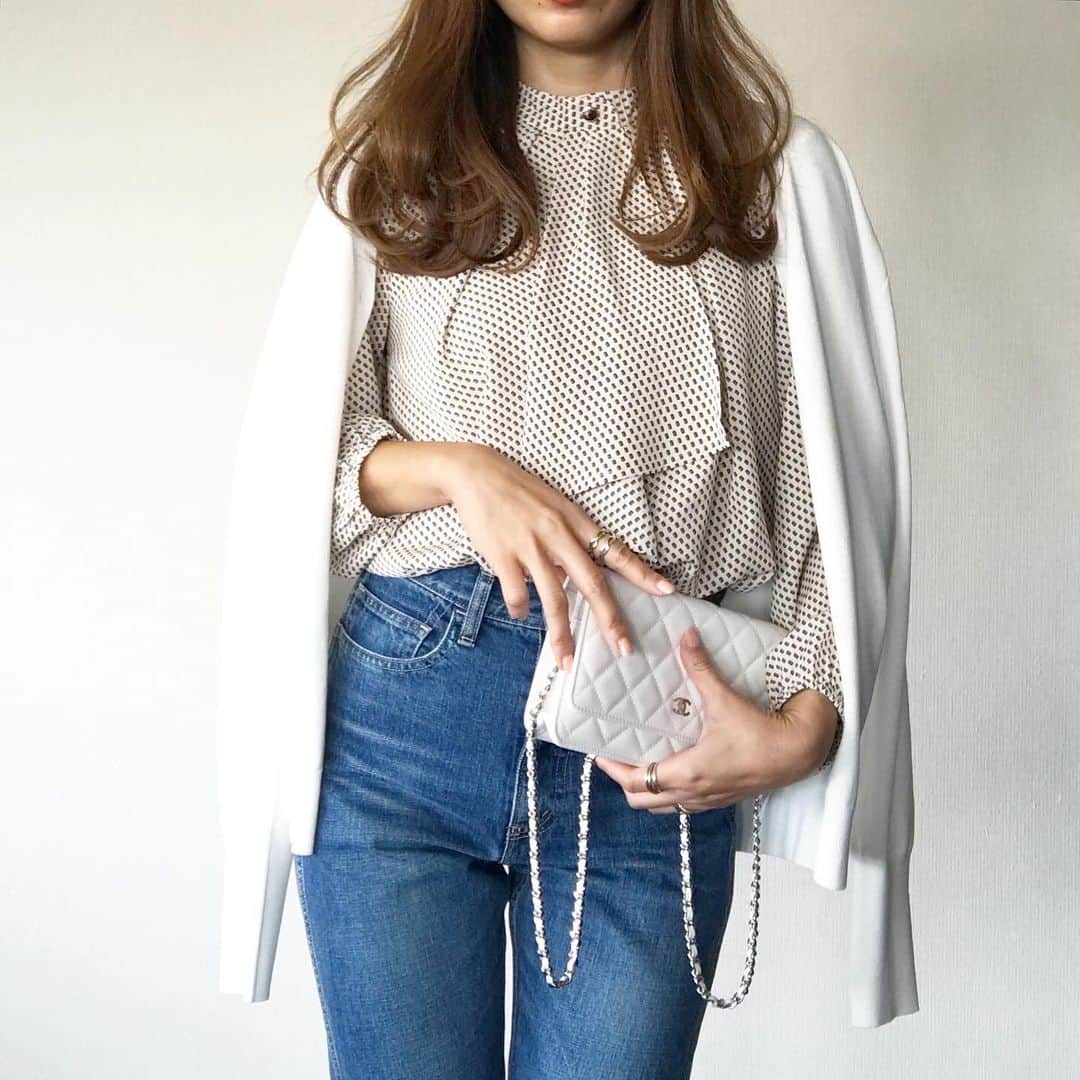 mario_dozonoのインスタグラム：「* 🤍👖✔️ white ＆ denim…❤︎ * @aquagarage のスカーフタイ付きブラウスをデニムでカジュアルにシフト。 細かなジオメトリック柄がクラシカルな雰囲気で好き🥰 * 私の着てるホワイトは今予約販売中の人気カラーみたい🕊✨ * 先日New inしたチェーンウォレットも早速活躍❤︎ * * blouse… @aquagarage denim… bitblue bag… chanel pumps… valentino * * * ショップで全品20%オフクーポン出てます✔️ クーポンコード：aqua002 (※3/15 23:59まで) * クーポン取得方法： https://www.aqua-garage.jp/fs/aquagarage/CouponCode.html 上記ページにコードを入力すると取得できます。 * #outfitoftoday #aquagarage #pr #chanelbag #chanelwallet #chanelchainwallet #bitbluedenim #denimstyle #アクアガレージ #プチプラ #春コーデ #公式アクアガレージ #春ブラウス #ホワイトコーデ #カーディガンコーデ #柄ブラウス #リボンブラウス #シャネルバッグ #シャネル財布 #アラフォーママコーデ #大人シンプルコーデ #大人カジュアルコーデ #きれいめカジュアル #30代コーデ #きれいめコーデ #アラフォーファッション」