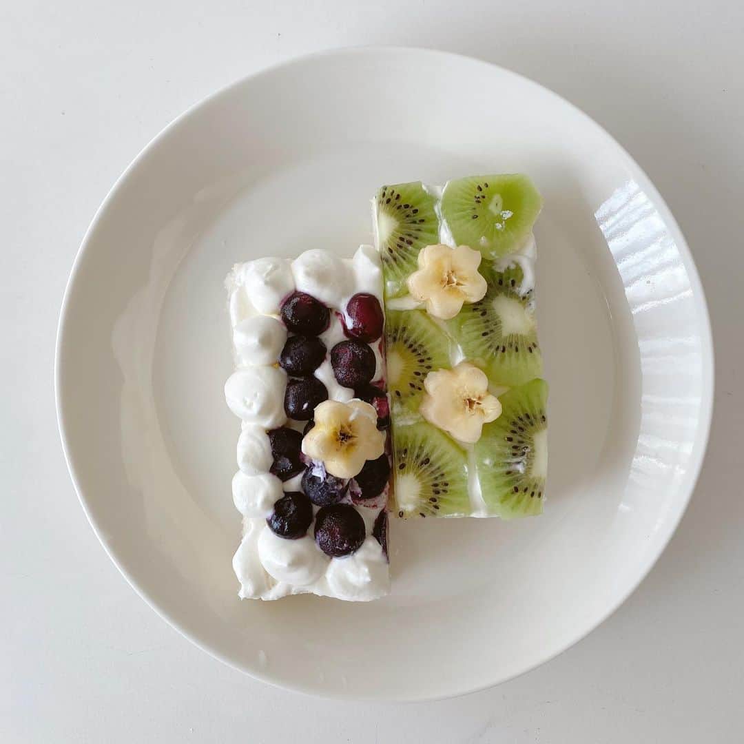 こまけいこのインスタグラム：「朝ごはん。  休みの日の子供ごはん。  早朝5時に目が覚め、無性にパンが焼きたくなったがやっぱりめんどくさくなって、あるもの使い切ろうと思って作った(乗せただけ)フルーツパン？ サンドはしてないのでフルーツサンドではない。  テレビでこんな感じのお店ができたって観て、できそうじゃんと思って作ってみた。  バレンタインに使い残した生クリームをホイップして、キウイ、ブルーベリー、バナナを食パンに乗せただけ。  見た目よくするために、フルーツ乗せてからパンの耳を切り落とすと、角がスパッとして見た目が綺麗。 バナナを型抜きして乗せると可愛い。  子供達が食べましたが、味はフツーだそう💧 まぁ、生クリームと果物だもんね。 パンが家にあった安い食パンだったのでパサパサしてイマイチだったみたい。(食パン食べる人いないのであまり買わない) 超熟とかだったら美味しかったのかも。 そして、ハンドミキサーにまだ慣れずまたホイップがゆるい😣  端っこと型抜きの残りのフルーツは私がヨーグルトに入れて食べました。 パンの耳は、細かく刻んでパン粉にしました。  3枚目は日曜日に作った卵サンド。 この時の食パンがまだ残ってた。 卵はゆで卵にしないで、レンジで作るスクランブルエッグ。 黄身と白身を混ぜ過ぎないといい感じにできます。 ゆで卵とマヨネーズを混ぜるとベタベタして水分出がちだけど、これは硬めの卵で挟みやすいしとにかく楽ちん。 卵には牛乳と少量のマヨネーズを忘れずに。 卵だけだとパサパサです。 ラップで包んだままカットするので手も汚れず食べやすい。  子供達には卵サンドの方が好評でした🐣  ※今見たらお店のと全然違いました💧 記憶曖昧で作ってる感ありすぎ問題。  #フルーツサンド　#サンドしてないフルーツサンド　#乗せただけ　#映えレシピ　#家にあるもので作るごはん #無駄を出さないレシピ　#映えより味　#多分もうやらない　#できるものは自分で作る #店にあるやつを作ってみるチャレンジ」