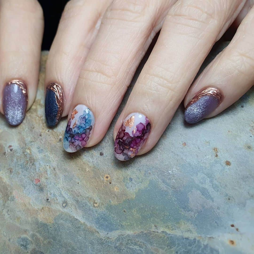 Yingのインスタグラム：「I used PREGEL MUSE S340 and S341 with crystal cat eye effect for the filler nails with crystal cat eye and chrome details. PREGEL Pale Natural used as a base colour before adding abstract art with alcohol inks from @ruyiya_singapore. Items can be purchased at @nailwonderlandsg 🤗 .   . 🛒 www.nailwonderland.com⁣⁣ 📍20A Penhas Road, Singapore 208184⁣⁣ (5 minutes walk from Lavender MRT)⁣⁣ .  I am currently only able to take bookings from my existing pool of customers. If I have slots available for new customers, I will post them on my IG stories. Thank you to everyone who likes my work 🙏 if you need your nails done, please consider booking other artists at @thenailartelier instead ❤  #ネイルデザイン  #ネイルアート #ネイル #ジェルネイル #nailart #네일아트 #pregel #プリジェル #nails #gelnails #sgnails」