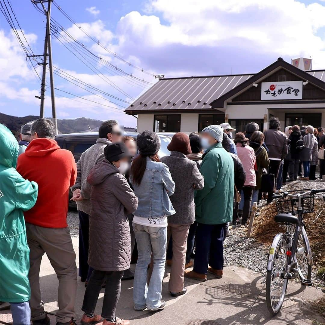 新横浜ラーメン博物館(ramen museum)さんのインスタグラム写真 - (新横浜ラーメン博物館(ramen museum)Instagram)「【ラー博クロニクル Vol.39】 2011年3月11日に発生しました東日本大震災。当館ではラーメンを通した復興支援が出来ないかと考えていた中、気仙沼出身のラーメン店主千葉憲二さんからある話を伺いました。千葉さんは震災後、幾度となく気仙沼を訪れ、炊き出しなどをおこない、被災者と話しをするうちに、いずれ復興を象徴するシンボルが必要になると感じたとのことです。 そこで千葉さんは自身も初めてラーメンを食べたお店で誰もが知っていた気仙沼のシンボル的なお店「かもめ食堂」を復活することによって笑顔が戻るのではと考え、現地に「かもめ食堂」を復活するために東奔西走しておりました。 しかし、建築制限によりすぐに復活することが難しく断念したというお話を伺いました。 そこで私どもは建築制限が解除されるまでの3年間、首都圏から気仙沼の魅力を発信し、建築制限が解除された後に気仙沼でオープンしたらどうかという提案をさせていただきました。その後当館での営業を終え、震災から4年8か月後の2015年11月19日、気仙沼に帰郷オープンを果たしました。復活から5年余り経ちましたが、今では気仙沼のシンボルとして地元の方々に親しまれております😄  【店舗データ】 気仙沼「かもめ食堂」 創業:1942年（復活店舗としては2012年） ラー博出店期間 2012年2月2日～2015年4月5日 次回は高知･須崎「谷口食堂」さんです  Ramen Museum Chronicle Vol.39 On March 11, 2011, the Great East Japan Earthquake struck. While we were thinking about how we could support the recovery through ramen, we heard a story from Mr. Kenji Chiba, a ramen store owner from Kesennuma. After the earthquake, Mr. Chiba visited Kesennuma many times to serve food and talk with the victims, and he felt that a symbol of reconstruction was needed. Mr. Chiba thought that reviving the Kamome Shokudo the symbolic restaurant in Kesennuma where he had his first ramen and where everyone knew him, would bring smiles back to people's faces. However, we heard that due to building restrictions, it was difficult to revive the restaurant immediately and they gave up. Therefore, we proposed that we should transmit the charm of Kesennuma from the Tokyo metropolitan area for three years until the building restriction was lifted, and then open the restaurant in Kesennuma after the restriction was lifted. After finishing our business, we returned to Kesennuma on November 19, 2015, four years and eight months after the earthquake. It has been more than five years since its revival, and it is now a familiar symbol of Kesennuma to the local people.  Shop Data Kamome Shokudo" in Kesennuma Founded in 1942 (2012 as a revived restaurant) Period of the Ramen Museum February 2, 2012 - April 5, 2015 Next time: "Taniguchi Shokudo" in Susaki, Kochi  #ラーメン #ラーメン部 #ラーメン倶楽部 #ラーメンインスタグラム #ラーメンインスタグラマー #ラー写 #ラー活 #麺スタグラム #麺活 #ラーメンパトルール #フードポルノ #麺スタグラマー #ラーメン博物館 #ラー博 #かもめ食堂  #ramen #ramenmuseum #ramenlover #ramennoodles #ramenlife #ramenjapan #foodporn」2月18日 20時55分 - ramenmuseum