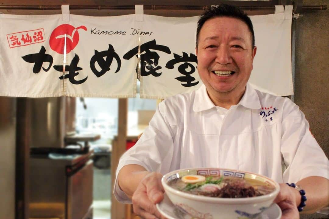 新横浜ラーメン博物館(ramen museum)さんのインスタグラム写真 - (新横浜ラーメン博物館(ramen museum)Instagram)「【ラー博クロニクル Vol.39】 2011年3月11日に発生しました東日本大震災。当館ではラーメンを通した復興支援が出来ないかと考えていた中、気仙沼出身のラーメン店主千葉憲二さんからある話を伺いました。千葉さんは震災後、幾度となく気仙沼を訪れ、炊き出しなどをおこない、被災者と話しをするうちに、いずれ復興を象徴するシンボルが必要になると感じたとのことです。 そこで千葉さんは自身も初めてラーメンを食べたお店で誰もが知っていた気仙沼のシンボル的なお店「かもめ食堂」を復活することによって笑顔が戻るのではと考え、現地に「かもめ食堂」を復活するために東奔西走しておりました。 しかし、建築制限によりすぐに復活することが難しく断念したというお話を伺いました。 そこで私どもは建築制限が解除されるまでの3年間、首都圏から気仙沼の魅力を発信し、建築制限が解除された後に気仙沼でオープンしたらどうかという提案をさせていただきました。その後当館での営業を終え、震災から4年8か月後の2015年11月19日、気仙沼に帰郷オープンを果たしました。復活から5年余り経ちましたが、今では気仙沼のシンボルとして地元の方々に親しまれております😄  【店舗データ】 気仙沼「かもめ食堂」 創業:1942年（復活店舗としては2012年） ラー博出店期間 2012年2月2日～2015年4月5日 次回は高知･須崎「谷口食堂」さんです  Ramen Museum Chronicle Vol.39 On March 11, 2011, the Great East Japan Earthquake struck. While we were thinking about how we could support the recovery through ramen, we heard a story from Mr. Kenji Chiba, a ramen store owner from Kesennuma. After the earthquake, Mr. Chiba visited Kesennuma many times to serve food and talk with the victims, and he felt that a symbol of reconstruction was needed. Mr. Chiba thought that reviving the Kamome Shokudo the symbolic restaurant in Kesennuma where he had his first ramen and where everyone knew him, would bring smiles back to people's faces. However, we heard that due to building restrictions, it was difficult to revive the restaurant immediately and they gave up. Therefore, we proposed that we should transmit the charm of Kesennuma from the Tokyo metropolitan area for three years until the building restriction was lifted, and then open the restaurant in Kesennuma after the restriction was lifted. After finishing our business, we returned to Kesennuma on November 19, 2015, four years and eight months after the earthquake. It has been more than five years since its revival, and it is now a familiar symbol of Kesennuma to the local people.  Shop Data Kamome Shokudo" in Kesennuma Founded in 1942 (2012 as a revived restaurant) Period of the Ramen Museum February 2, 2012 - April 5, 2015 Next time: "Taniguchi Shokudo" in Susaki, Kochi  #ラーメン #ラーメン部 #ラーメン倶楽部 #ラーメンインスタグラム #ラーメンインスタグラマー #ラー写 #ラー活 #麺スタグラム #麺活 #ラーメンパトルール #フードポルノ #麺スタグラマー #ラーメン博物館 #ラー博 #かもめ食堂  #ramen #ramenmuseum #ramenlover #ramennoodles #ramenlife #ramenjapan #foodporn」2月18日 20時55分 - ramenmuseum